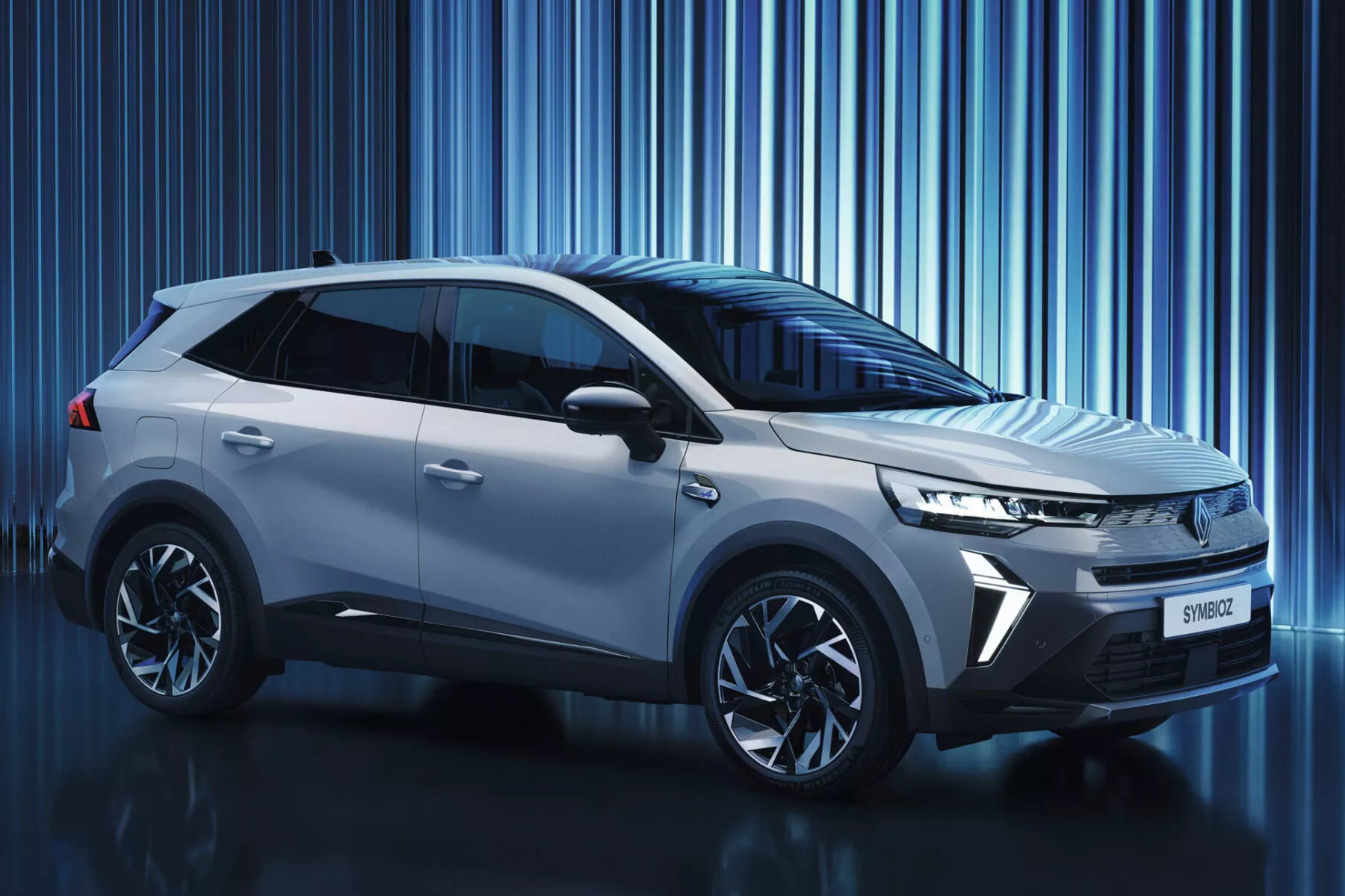 Renault představil nový hybridní Crossover