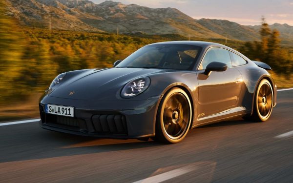 Porsche 911 se poprvé stalo hybridem