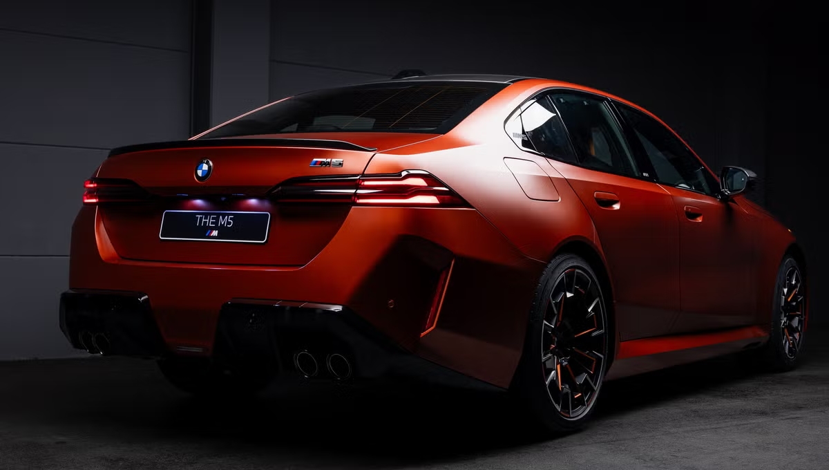 První BMW M5 2025 v Severní Americe bude velmi, velmi oranžové