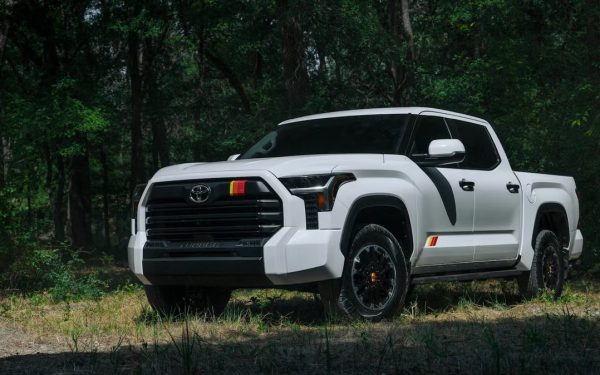 2025 Toyota Tundra přidává balíček TRD Rally s barevným odznakem