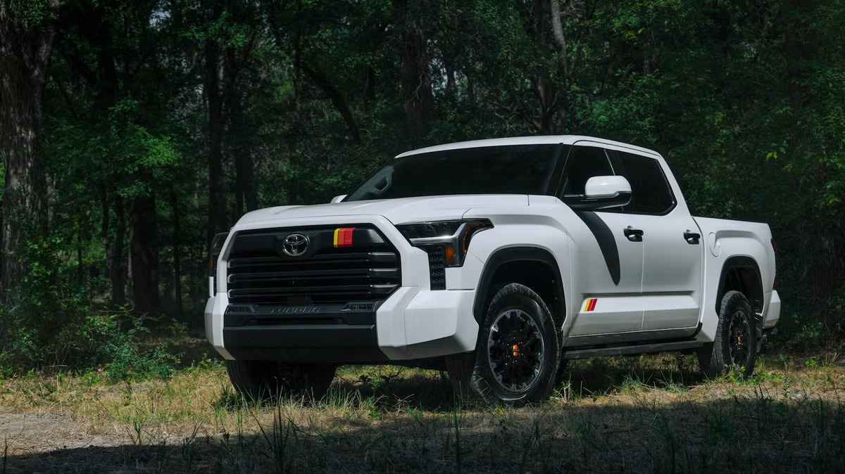 2025 Toyota Tundra přidává balíček TRD Rally s barevným odznakem